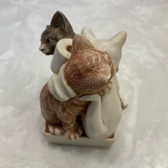 Harmony Kingdom Powder Room Cats Trinket Box Figurine, 2.5" tall x 2.25" wide - Picture 2 of 9